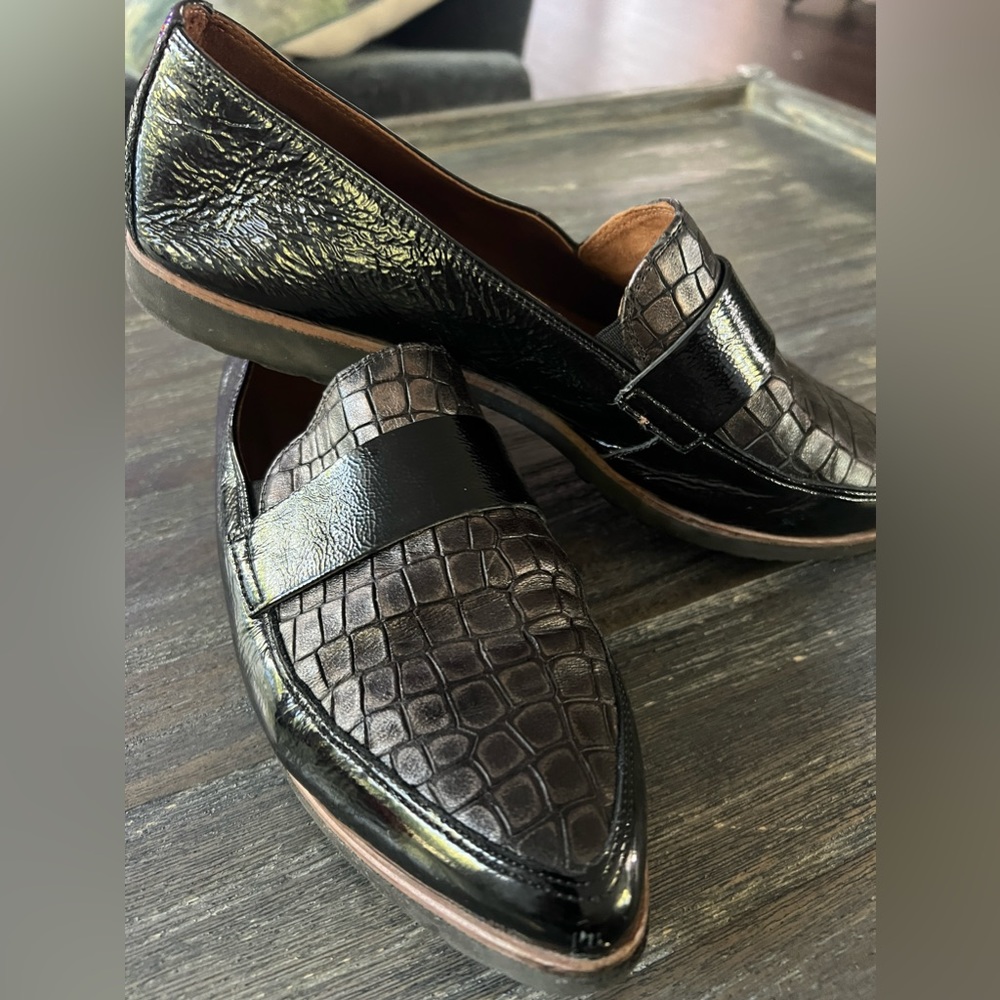 Elegant Black Crocodile Pattern Loafers